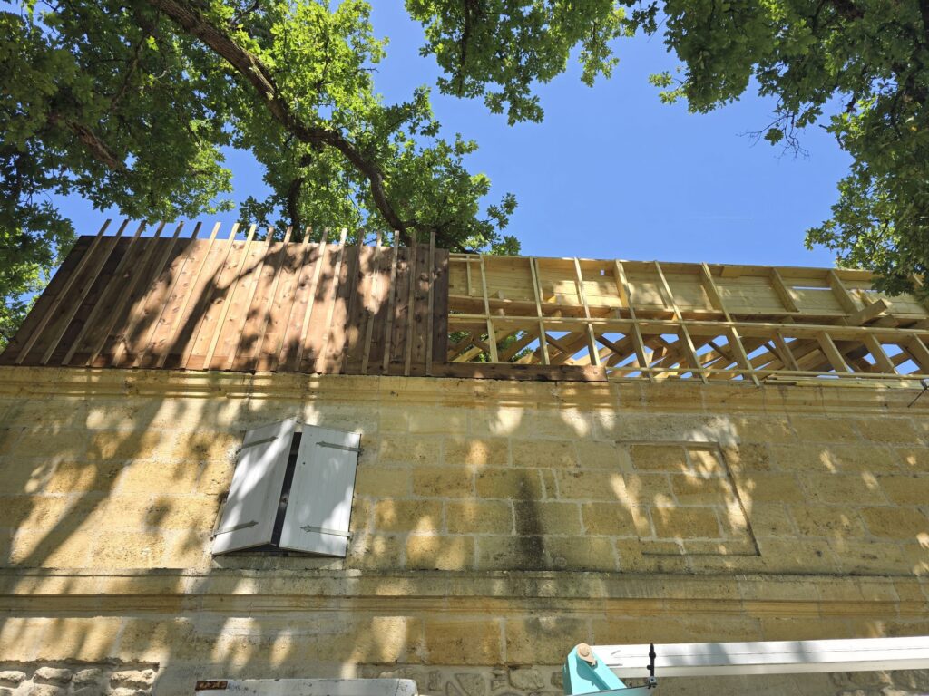 Surélévation en ossature bois à Libourne : moderniser une bâtisse en pierre avec élégance