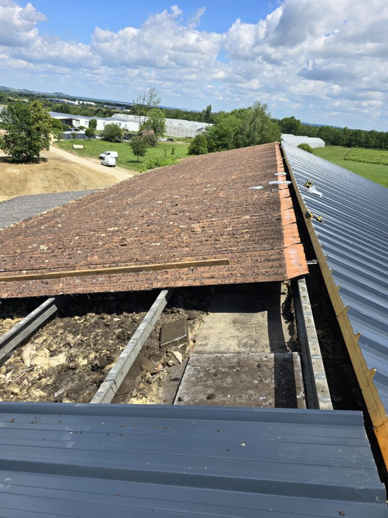 Rénovation de toiture avec pose de bac acier sur charpente métallique et ancienne toiture en tuiles.