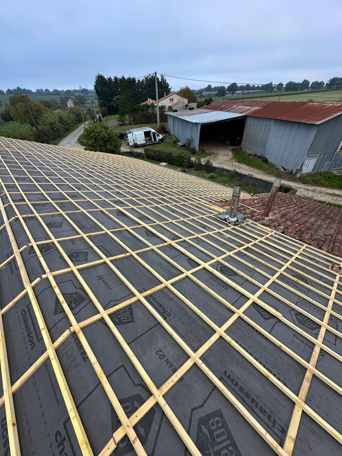 Toiture en rénovation avec liteaux en bois sur écran de sous-toiture Chausson Écran R2 en milieu rural.